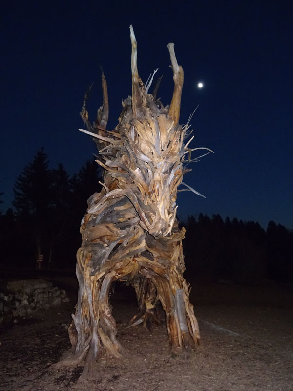 panchina gigante sul M.Ekar e drago alato di Vaia